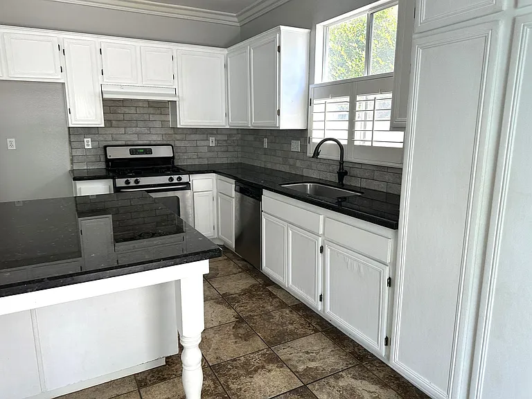 43435 Tylman St — Photo 12