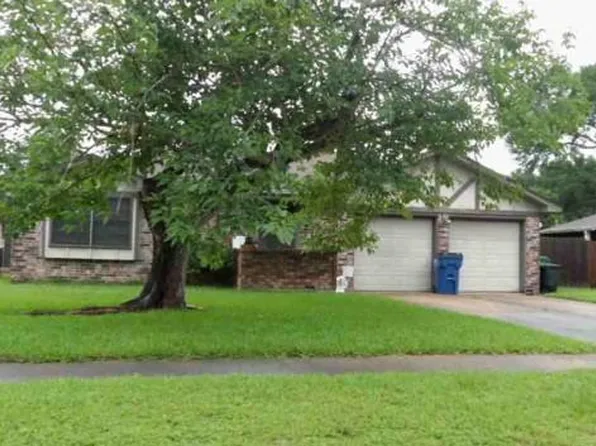 333 Munson Ct, Angleton, TX 77515