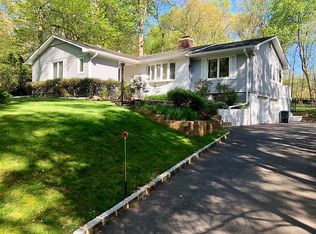 9 Red Maple Ln, Dix Hills, NY 11746