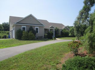 4 Emerald Dr, Hope, RI 02831
