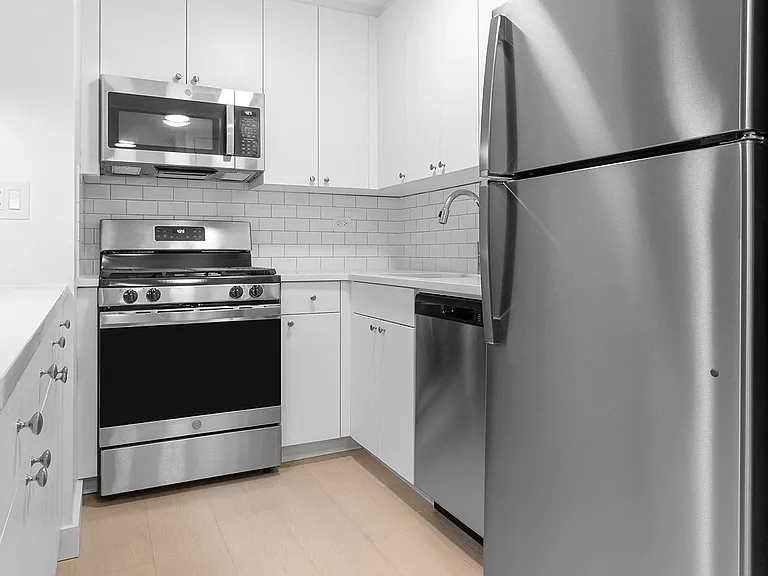 330 E 39th St #10R — Photo 6