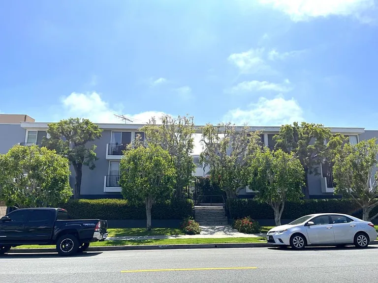 1827 S Barrington Ave #105 — Photo 3