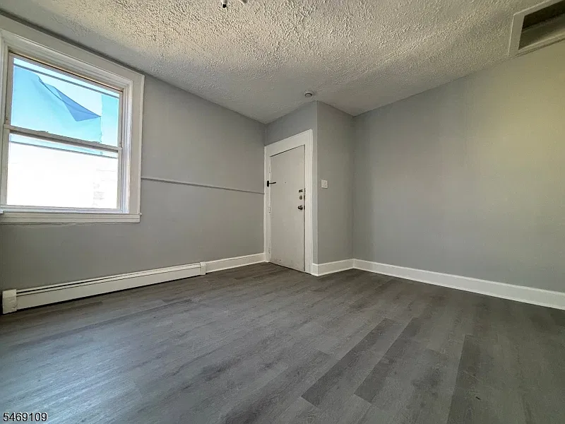 4 bed, 2.0 bath, $2,999 — Photo 2
