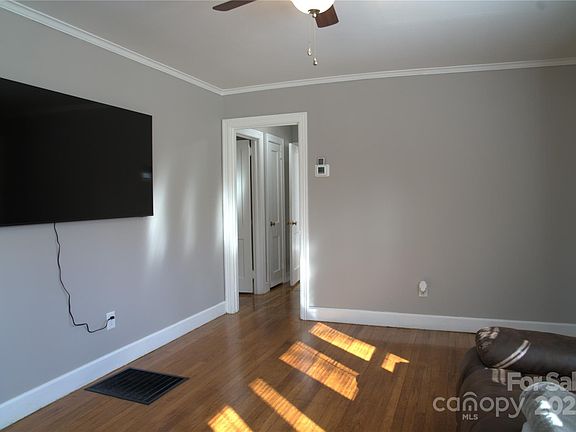 4th image of 748 W 2nd St