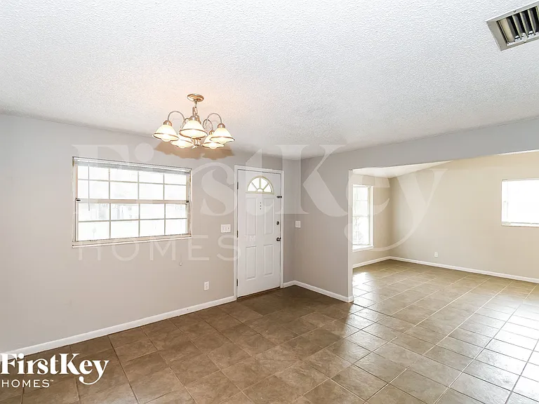 878 Westgate Dr — Photo 4