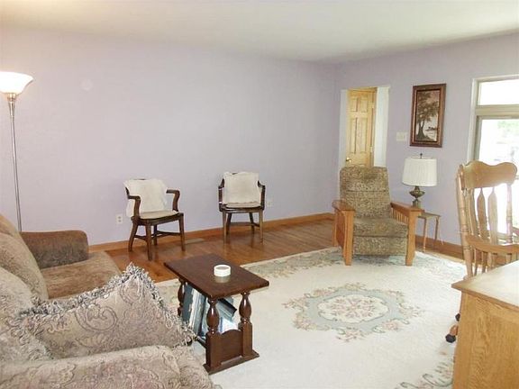 3rd image of 411 Glenwood Dr