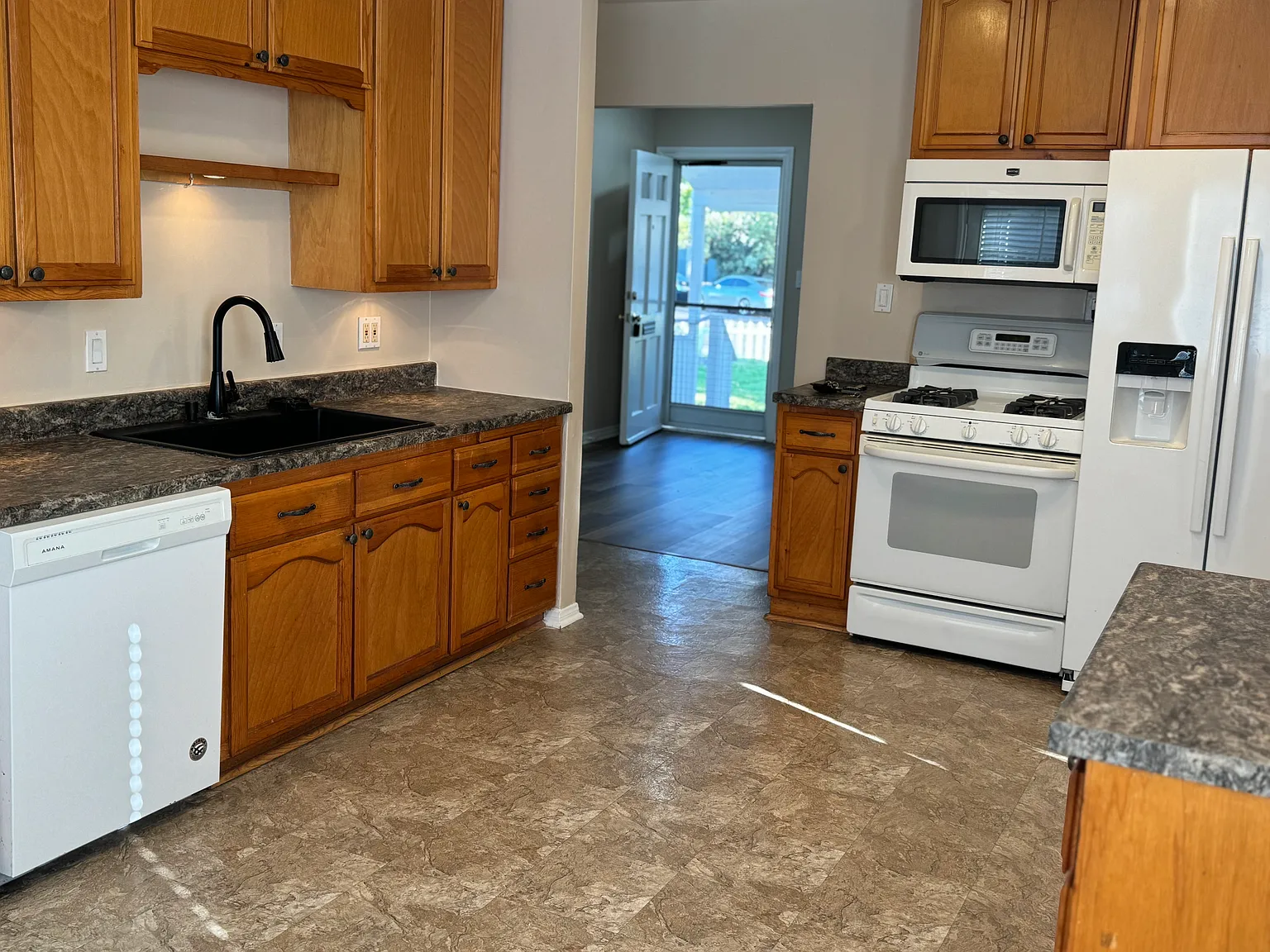 3 bed, 1300 sqft, $5,300 — Photo 1