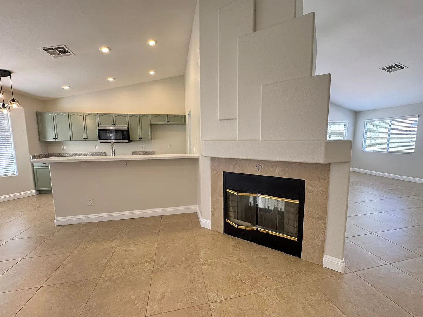 Beautiful 1 Story Home With Open Floor Plan — Photo 3