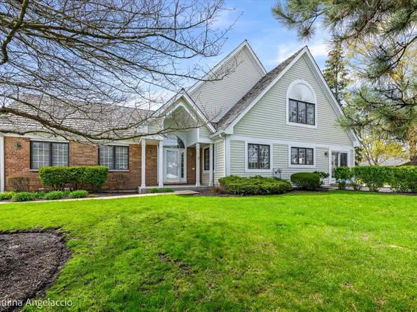 820 Braeman Ct, Libertyville, IL 60048