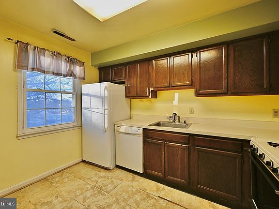 5th image of 732 Quince Orchard Blvd APT 101