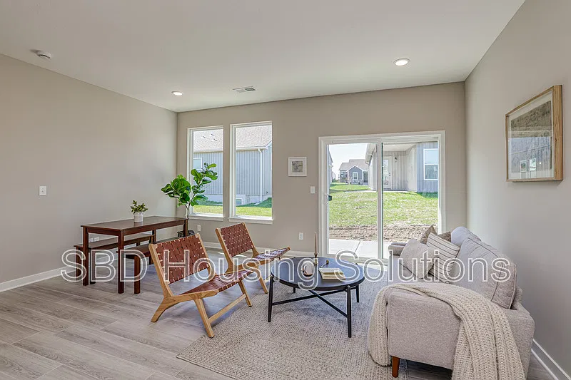 3 bed, 2.0 bath, 1300 sqft, $1,895 — Photo 3