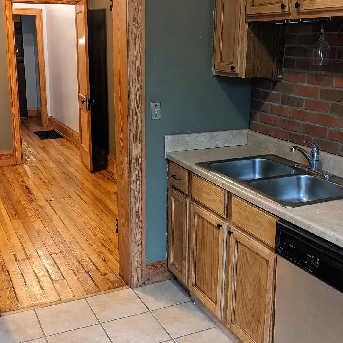 461 Elsmere St — Photo 4