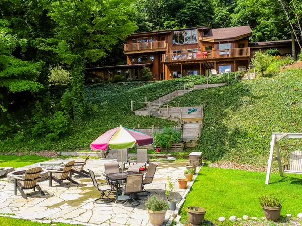 6217 Lakewood Pointe Dr, Coloma, MI 49038