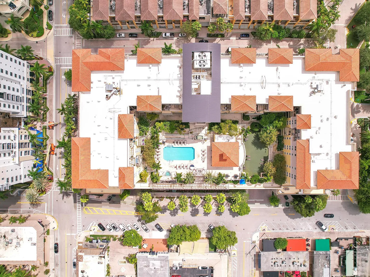 Royal Palm Apartments — Photo 1