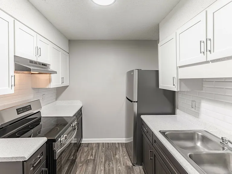 Silverstone Apartments — Photo 20