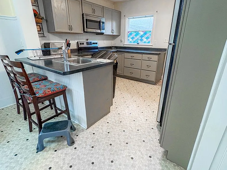 1626 Stoughton Ave — Photo 6