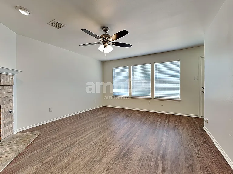 2204 Sumac Dr — Photo 8