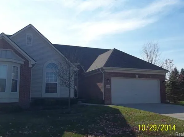 1130 Andover Cir #1, Commerce Township, MI 48390
