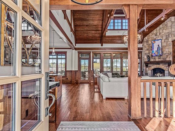 4th image of 1210 Cottage Ln E