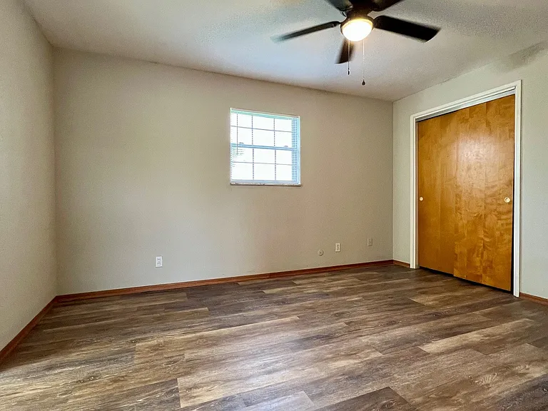 1111 Express Dr #4 — Photo 7
