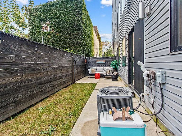 1649 E Eyre St #7 — Photo 26
