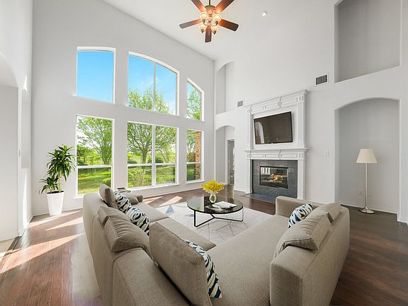 2nd image of 1013 Royal Oaks Dr