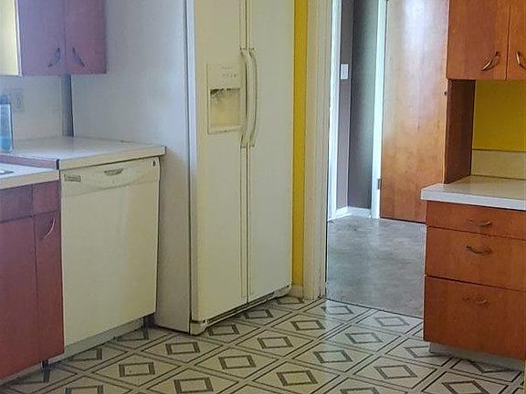3rd image of 4440 Lorraine Ave