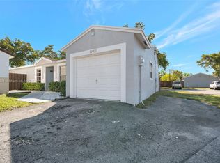 19901 NW 67th Circle Ct, Hialeah, FL 33015