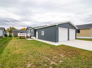 1421 Fox Dr SE, Mandan, ND 58554