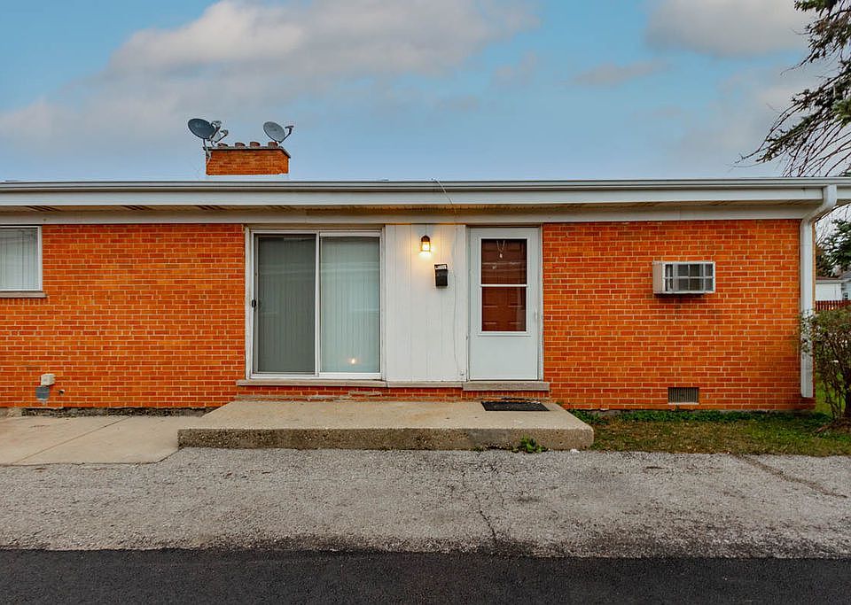 1st image of 440 W Division St APT 2