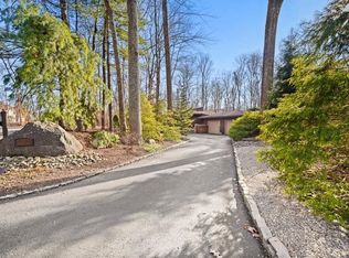 17 Charnwood Dr, Suffern, NY 10901