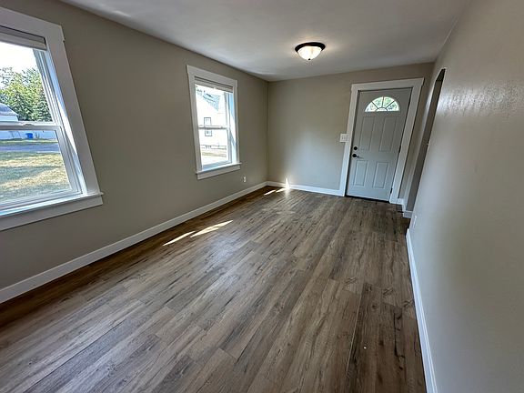 3rd image of 1104 S Hawthorne Ave