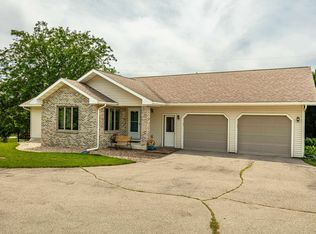 W5676 Rolling Acres Ln, Monroe, WI 53566