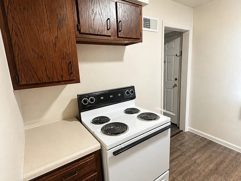 Colonial Manor — Photo 22