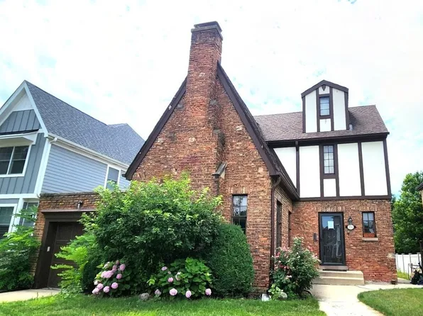 696 S Parkside Ave, Elmhurst, IL 60126