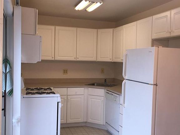 3rd image of 2214 Gingell Pl
