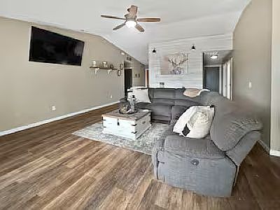 4th image of 2475 Crowfoot Rd