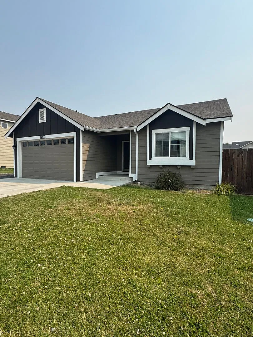 Quiet 3 Bed Home with Fenced Yard — Photo 1