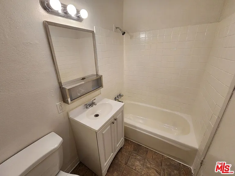 534 W 47th St #5 — Photo 5
