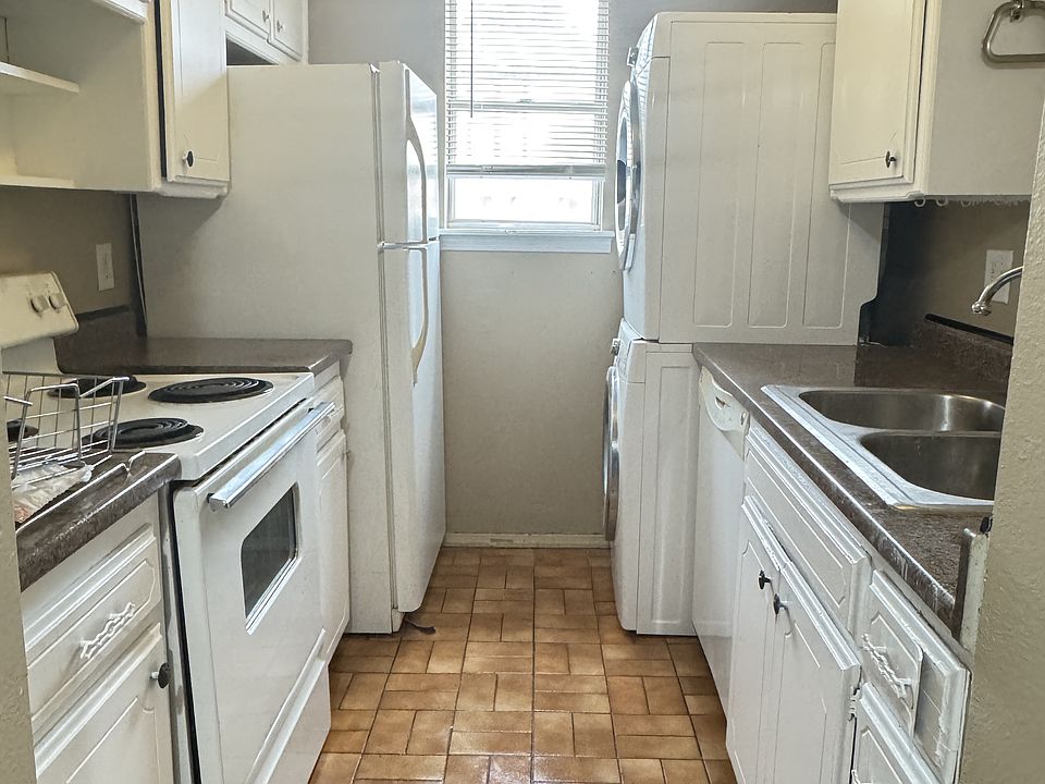 1st image of 824 Greenvale Rd