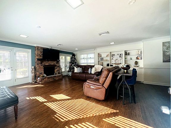 3rd image of 1610 Lynwood Ln