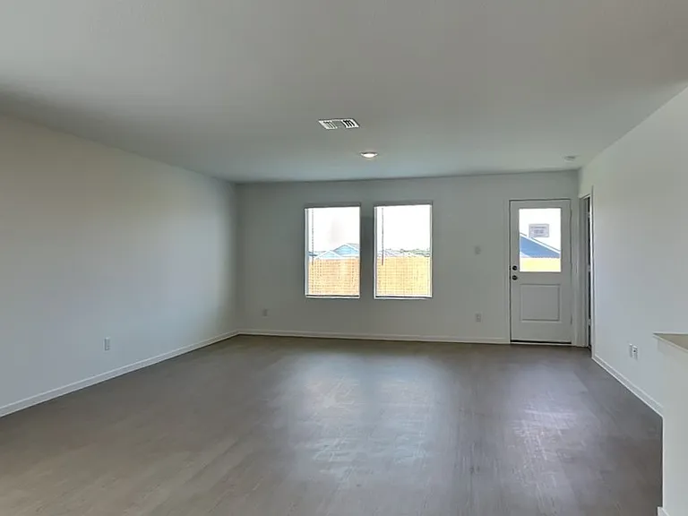 3707 Longleaf Dr — Photo 5