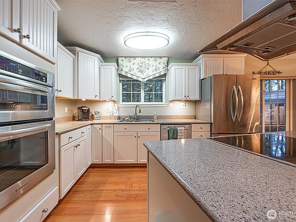 3rd image of 121 N Chinook Drive N