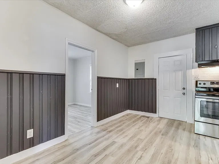 1821 S Grove St — Photo 7
