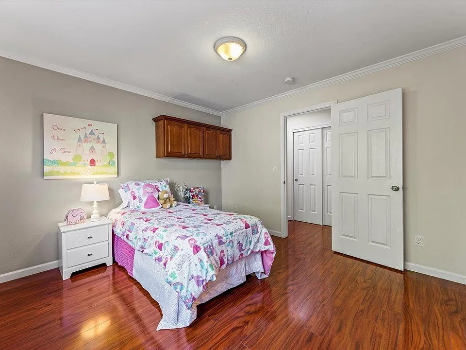 4892 Moorpark Ave