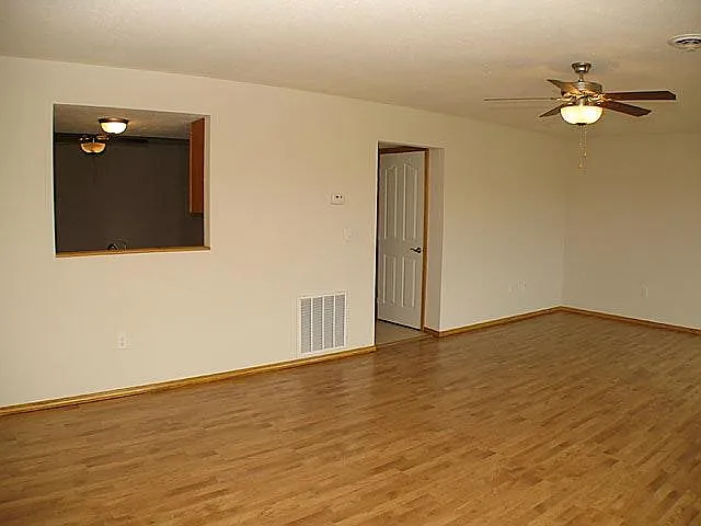 Living Room pic 4