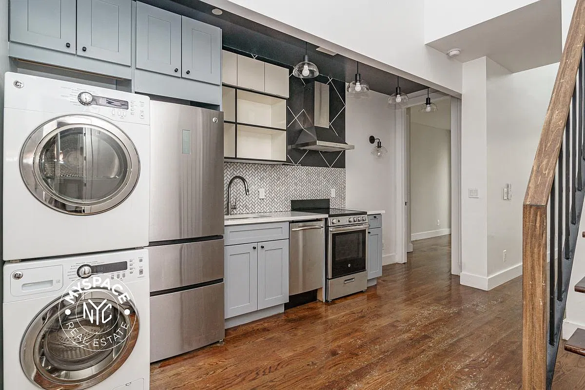 85 Graham Avenue — Photo 2