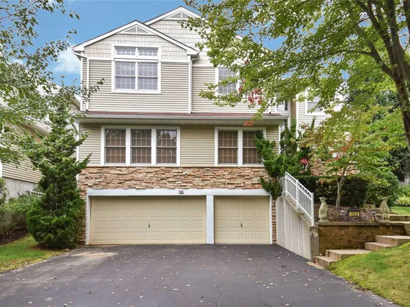 102 Sagamore Dr, Plainview, NY 11803