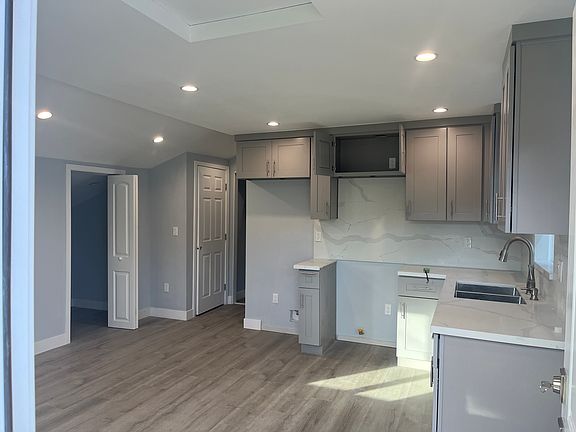 3rd image of 10423 Whitegate Ave