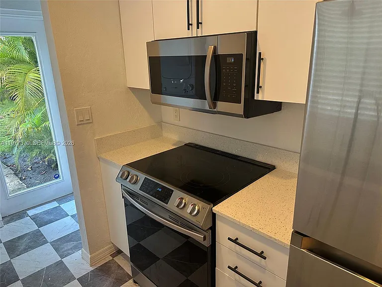 725 Navarre Ave — Photo 6